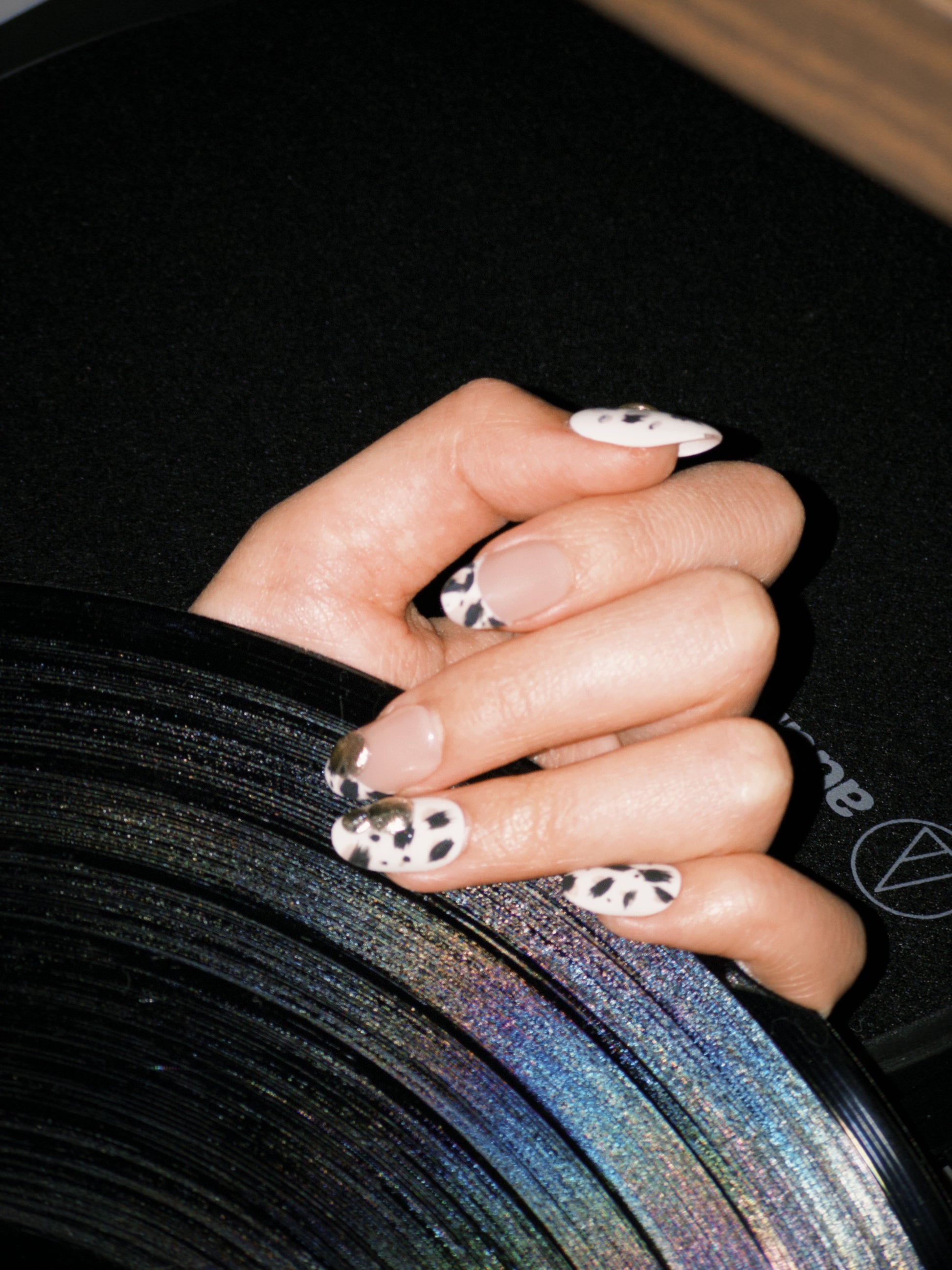 Snow Leopard press-on nails — white with black leopard spots and glitter | Ochic